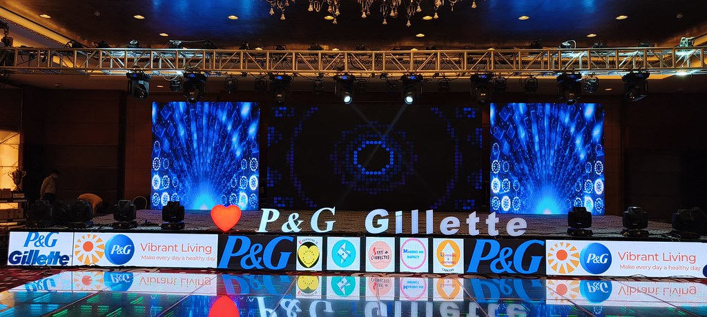 Visuels Instagram pour hôtels : Palette vs Canva, freelance et agence — quel outil choisir ?